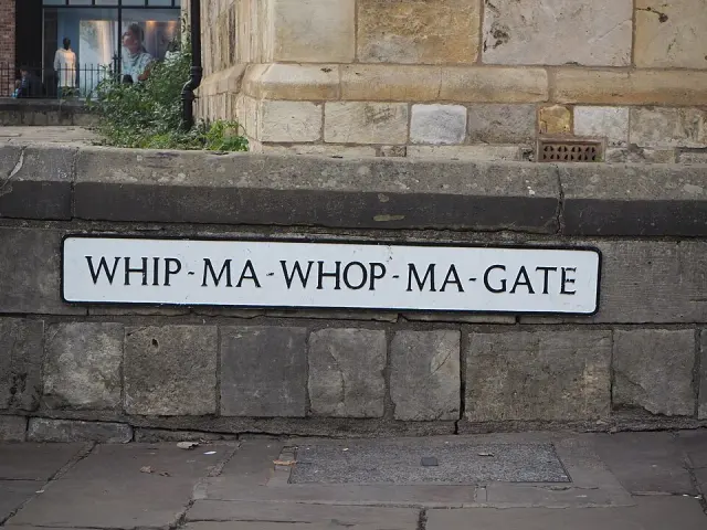約克石牆上的白底黑字長街牌，完整寫出WHIP-MA-WHOP-MA-GATE。