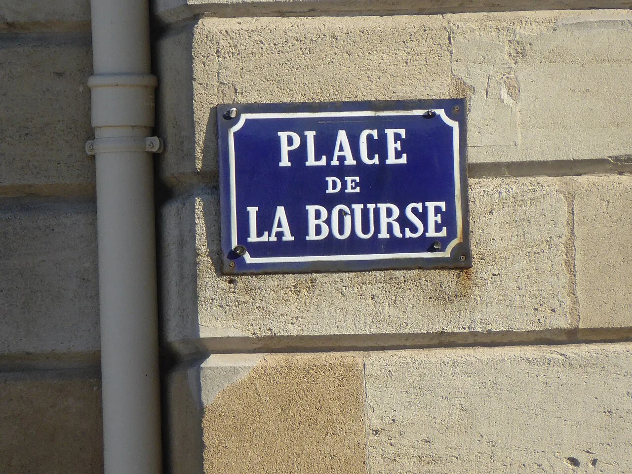 波爾多的實拍街牌。「PLACE DE LA BOURSE」分成三行，指交易所廣場；這面牌未標門牌數字。