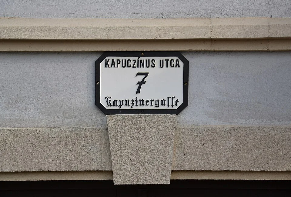 布拉提斯拉瓦雙語街名門牌,上為KAPUCZÍNUS UTCA,下為Kapuzinergasse,中央大字7。