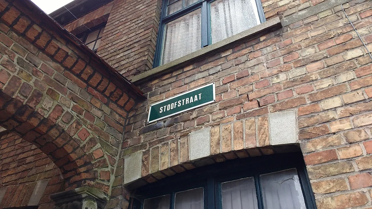 布魯日的實拍街牌。「STOOFSTRAAT」為街名；官方導覽將名稱連結到昔日熱浴場。