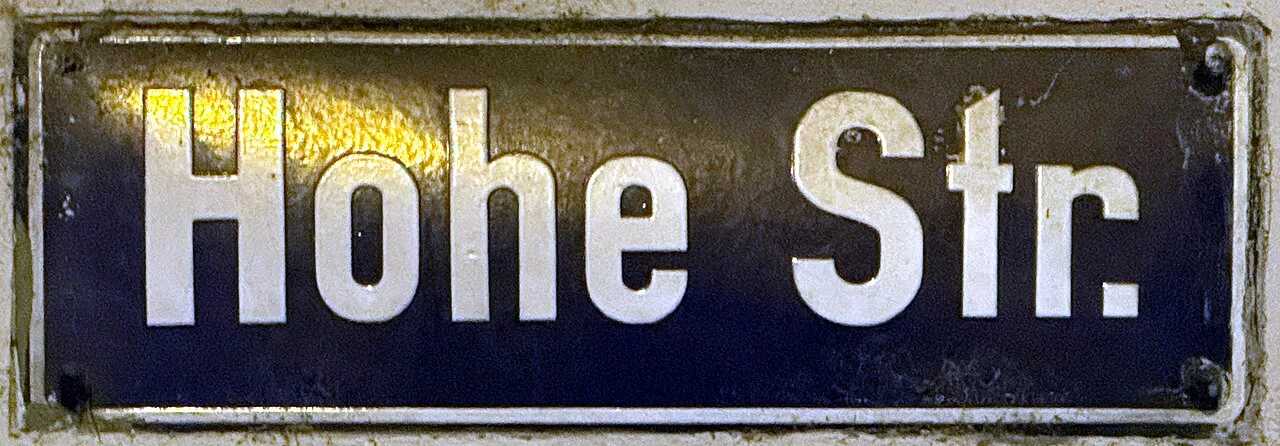 科隆的實拍街牌。「Hohe Str.」是 Hohe Straße 的縮寫,意為高街;Str. 代表 Straße。
