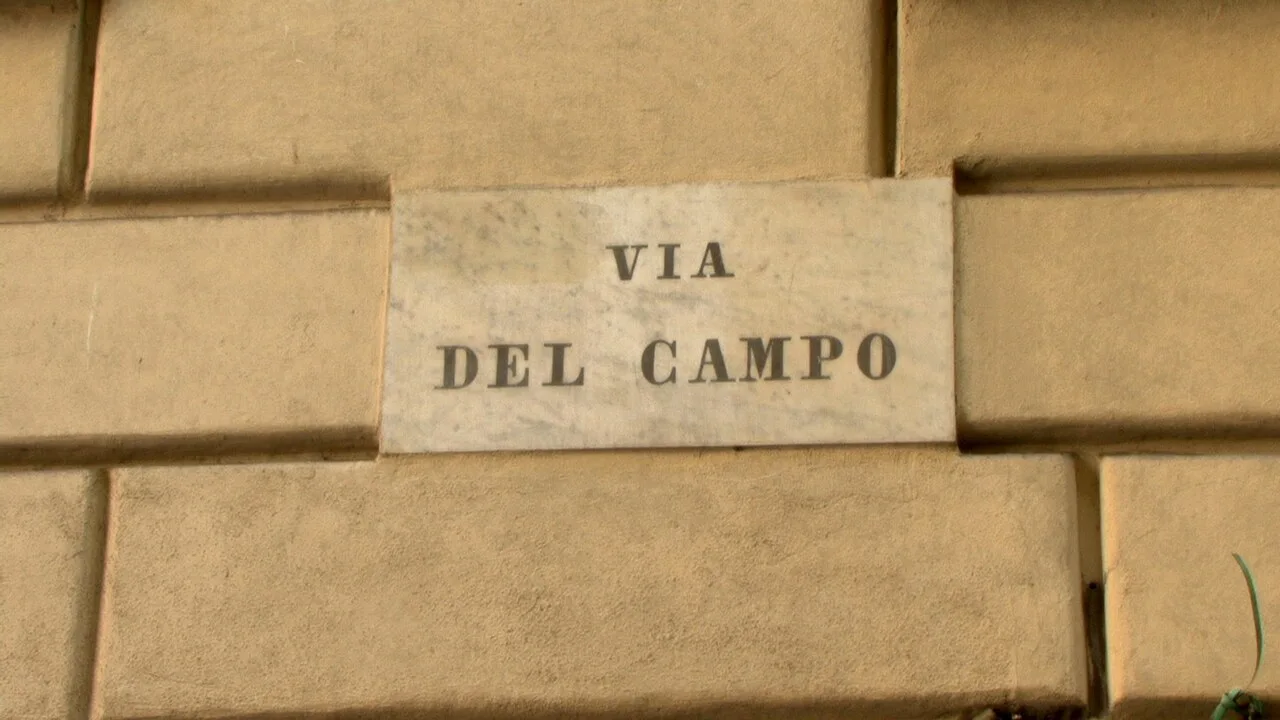 熱那亞的實拍街牌。「VIA DEL CAMPO」分成兩行,指坎波街;這是街名,並非紀念歌曲而新造的名稱。