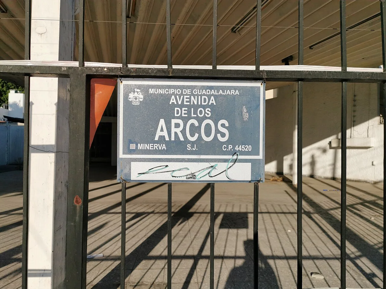 瓜達拉哈拉灰底AVENIDA DE LOS ARCOS街牌,附MINERVA及C.P.44520等小字。