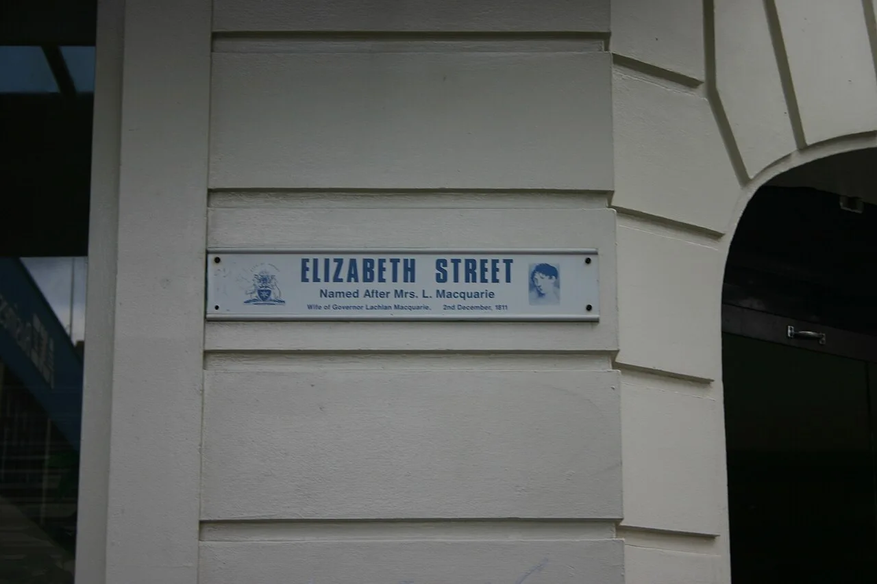 荷巴特ELIZABETH STREET白底藍字牆牌,下方附總督夫人及1811年12月2日的歷史說明。