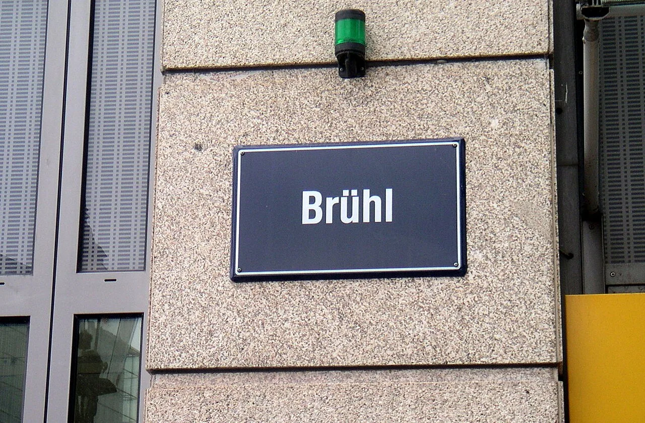 萊比錫的實拍街牌。「Brühl」為布呂爾街名稱；ü上方兩點是字母拼寫的一部分。