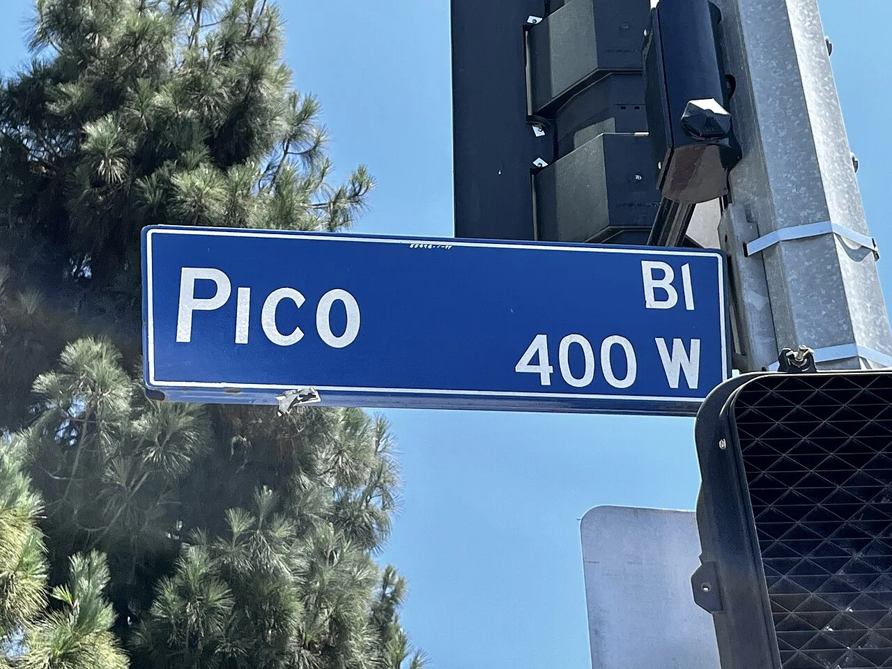洛杉磯藍底白字Pico Bl街牌,下方可見400 W,背景為晴天與建築。