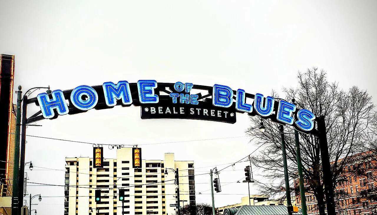 曼菲斯比爾街入口拱架,藍色大字寫HOME OF THE BLUES,下方白字為BEALE STREET。