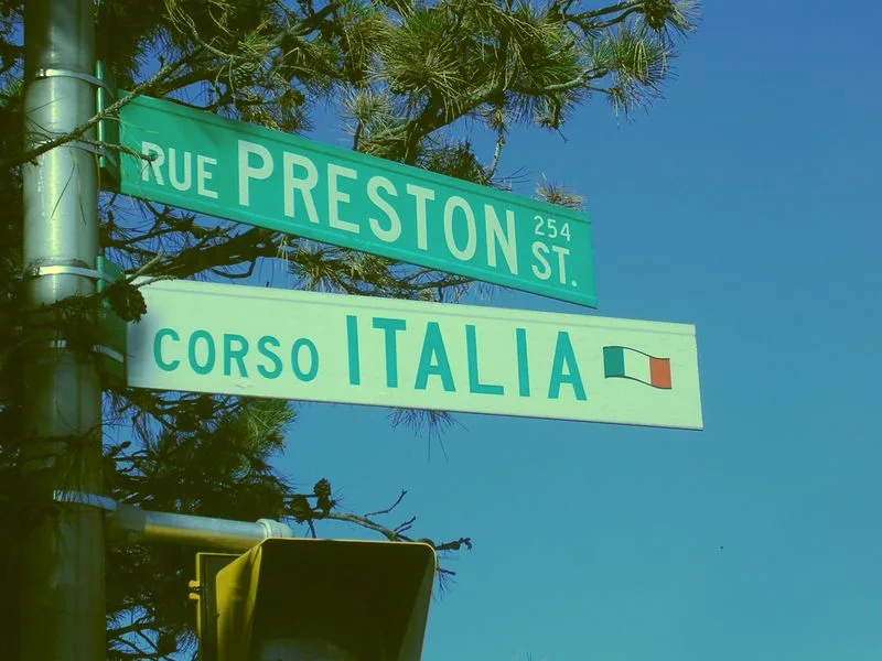 渥太華RUE PRESTON ST綠色街牌，下方Corso ITALIA牌帶義大利綠白紅旗。