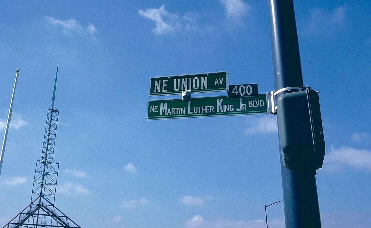波特蘭NE UNION AV與NE MARTIN LUTHER KING JR BLVD兩塊綠色街牌上下並列。