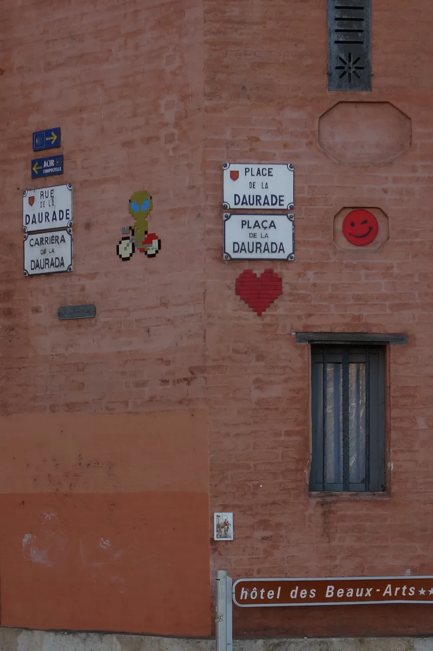 土魯斯的實拍街牌。法文「RUE/PLACE DE LA DAURADE」分別是街與廣場;奧克語對應為「CARRIÈRA/PLAÇA DE LA DAURADA」。