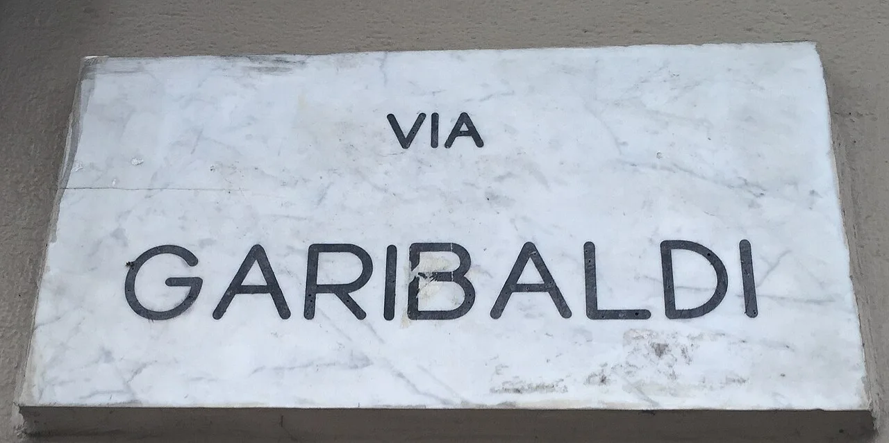 都靈的實拍街牌。「VIA GARIBALDI」指加里波底街;照片沒有門牌數字。