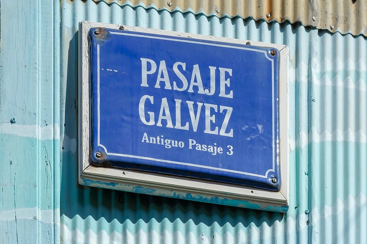 瓦爾帕萊索藍色波紋牆上的PASAJE GÁLVEZ街牌,下寫ANTIGUO PASAJE 3。