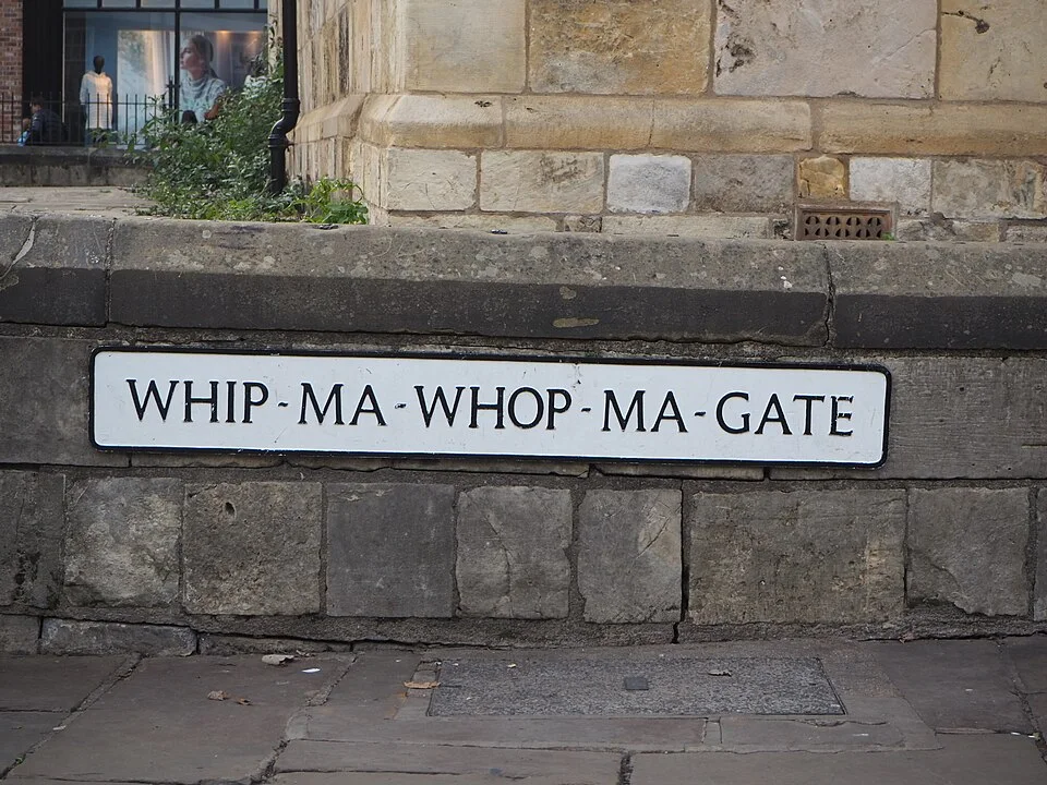 約克石牆上的白底黑字長街牌，完整寫出WHIP-MA-WHOP-MA-GATE。
